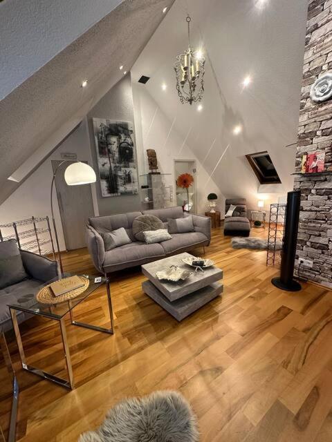Zentrale Maisonette Mit Buero & Parkplatz Griesheim  Luaran gambar