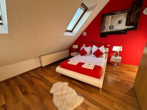 Zentrale Maisonette Mit Buero & Parkplatz Griesheim  Luaran gambar